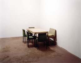 Ricarda Roggan, Vier Stühle, Tisch und Bank, 2002/ Courtesy Galerie EIGEN+ART Leipzig/Berlin, VG Bild-Kunst, Bonn 2026